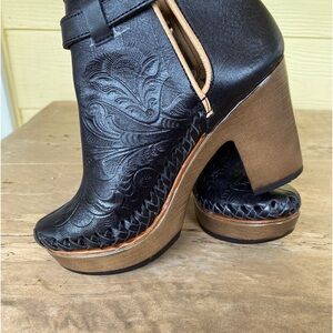 Huaraches-Soft tooled leather, very lightweight, comfortable, generous size 8.